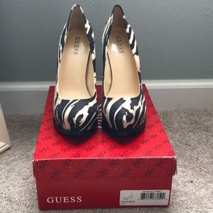 GUESS animal print gwamazed fabric pump